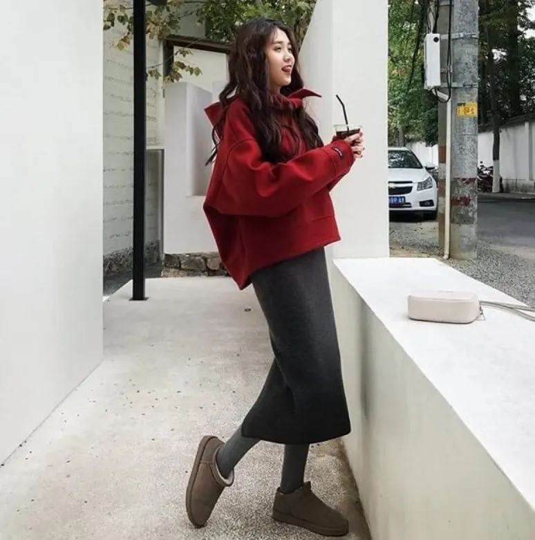 Áo hoodie phối với chân váy bút chì