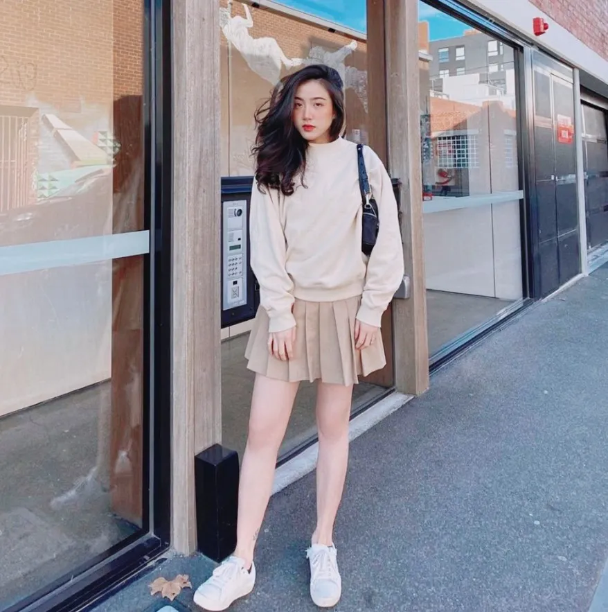 Áo hoodie phối chân váy xếp ly