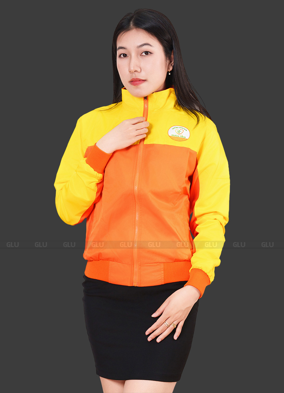 Mẫu áo khoác gió đồng phục vàng cam 5
